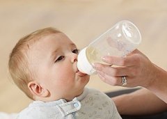 夏天寶寶巧喝水，能夠遠離7種病